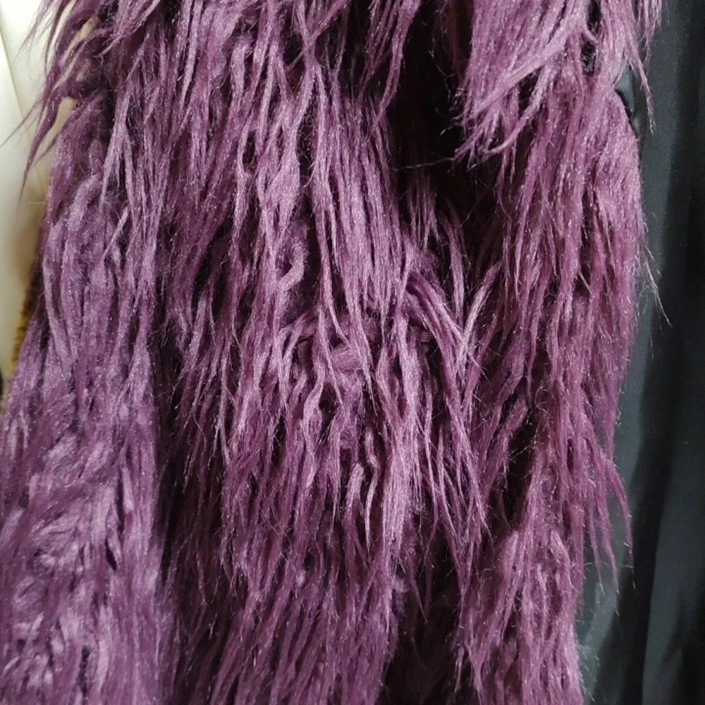 Donna Salyers' Fabulous Furs - Picture 3 of 10